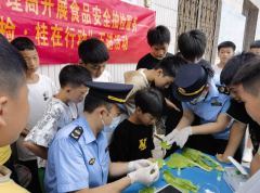 并组织学生代表参取食物抽样快速检测全